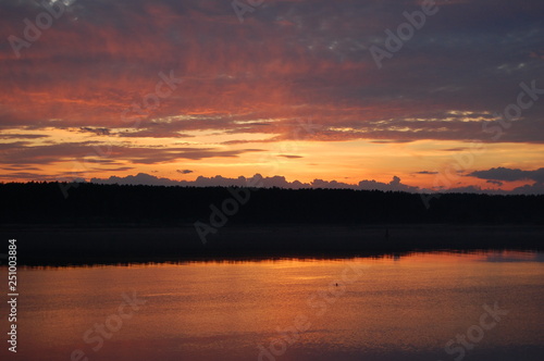 increible maravilloso puesta del sol en rusia de otono, reflejos de nubes, foto contra sol © Konstantin
