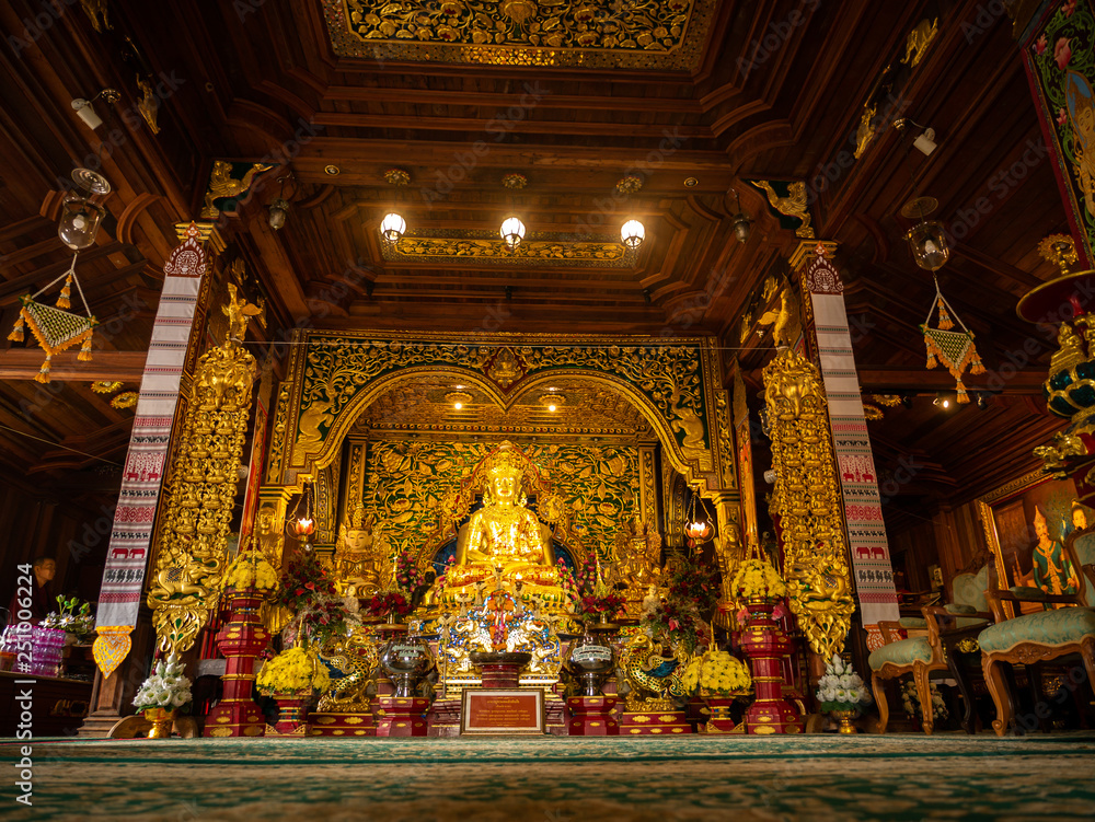 Obraz premium Golden Buddha Statue Sitting