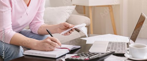 Photographie Senior woman bookkeeping bills and payments at home