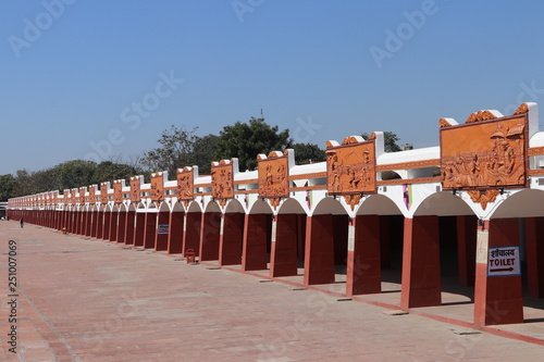 Architecture of Brahma Sarovar in Kurukshetra Haryana