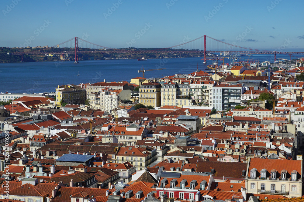 Stadtansicht Lissabon mit Tejo und Brücke Ponte 25 de Abril, Portugal
