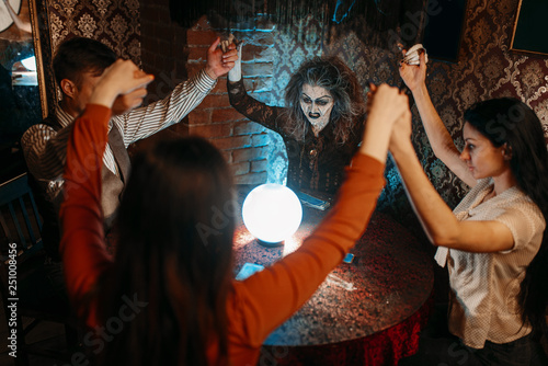 Quadro em tela Witch over a crystal ball, young people on seance