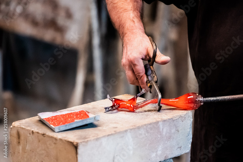 Artisan souffleur de verre en train de travailler photo