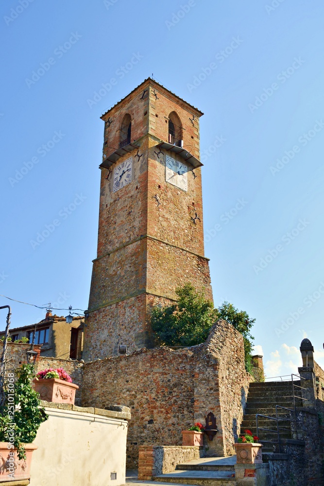 veduta del Campano, ovvero la torre civica dove è collocato l'orologio, nel centro storico di Anghiari, Arezzo, Italia