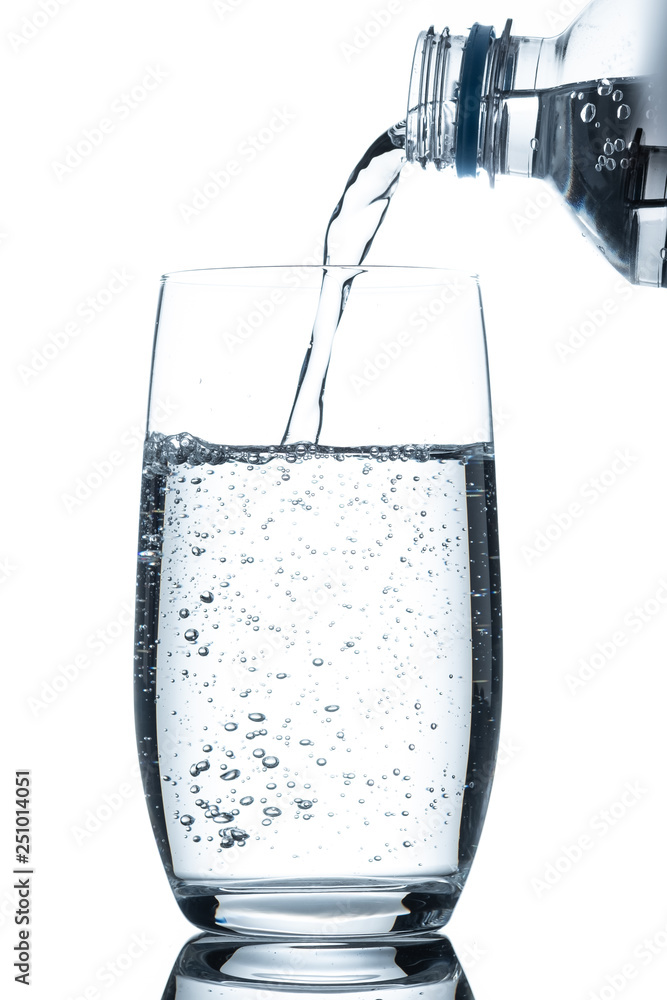 Glas Wasser mit Kohlensäure Luftblasen und PET-Flasche Stock-Foto | Adobe  Stock