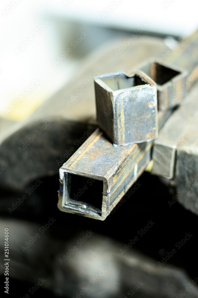metal clutches in them clamped square tube. there is still a piece on top. shallow depth of cut. metal clutches in them clamped square tube. there is still a piece on top. shallow depth of cut.