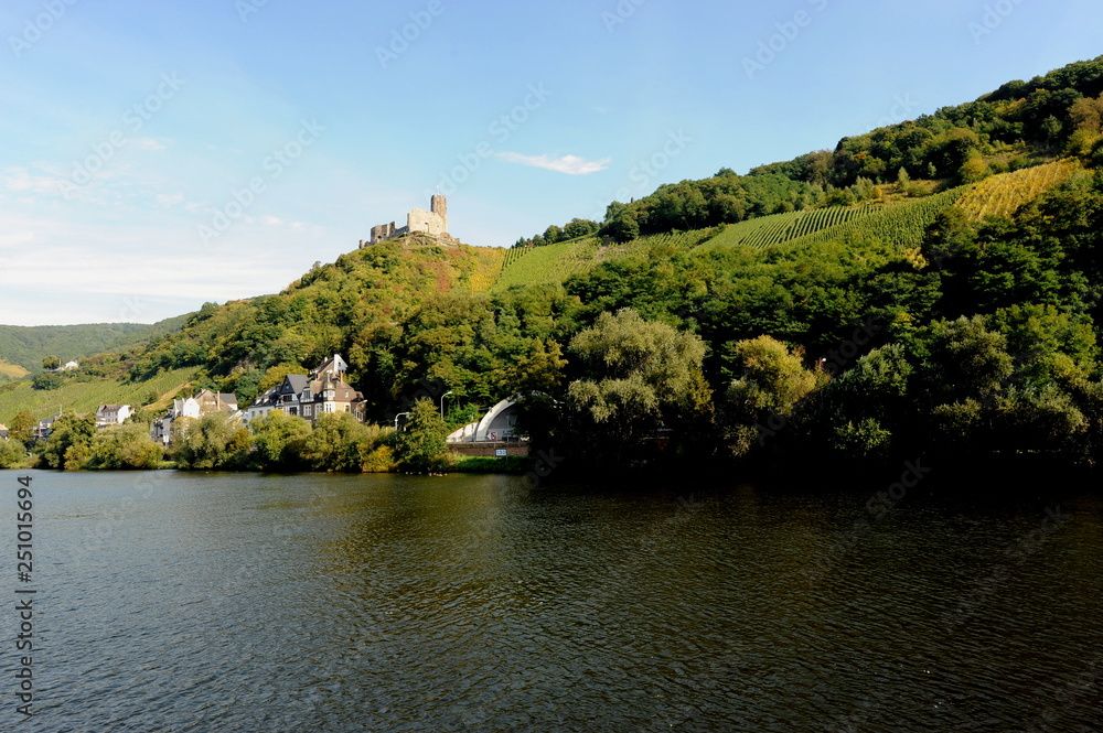 Fototapeta premium Fahrt auf der Mosel bei Bernkastel-Kues