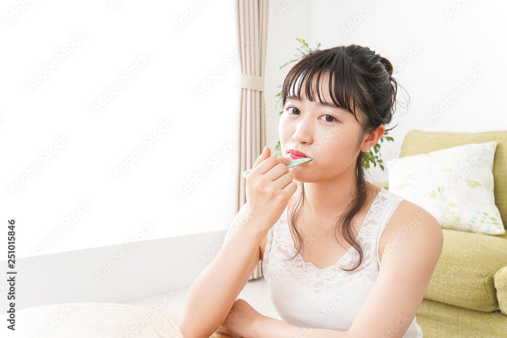 歯磨きをする若い女性 歯磨きをする若い女性