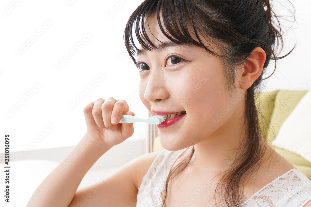 歯磨きをする若い女性
