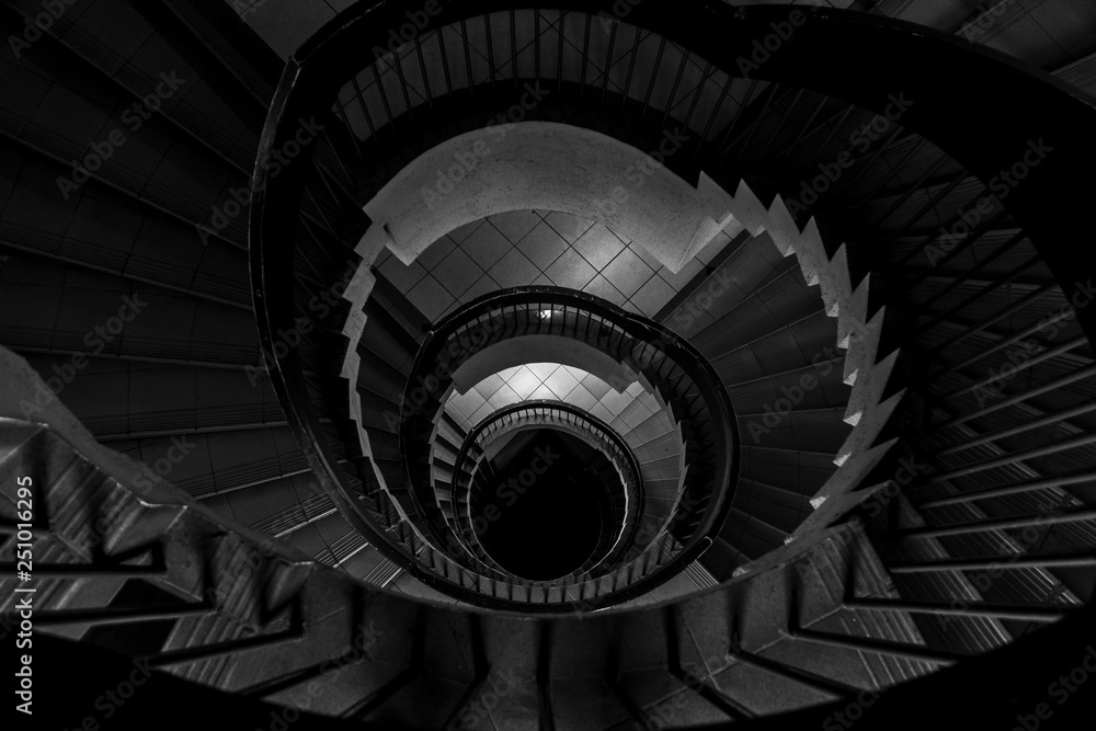 Obraz premium Spiral staircase in an old building,lack and white, monochromatic