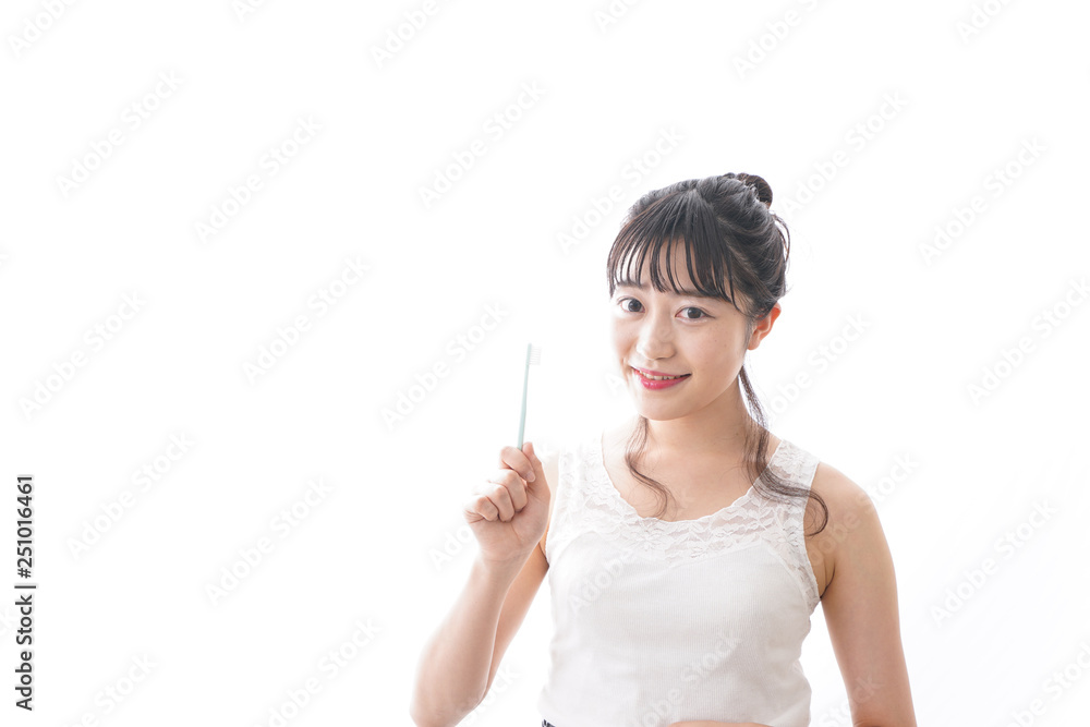 歯磨きをする若い女性 歯磨きをする若い女性