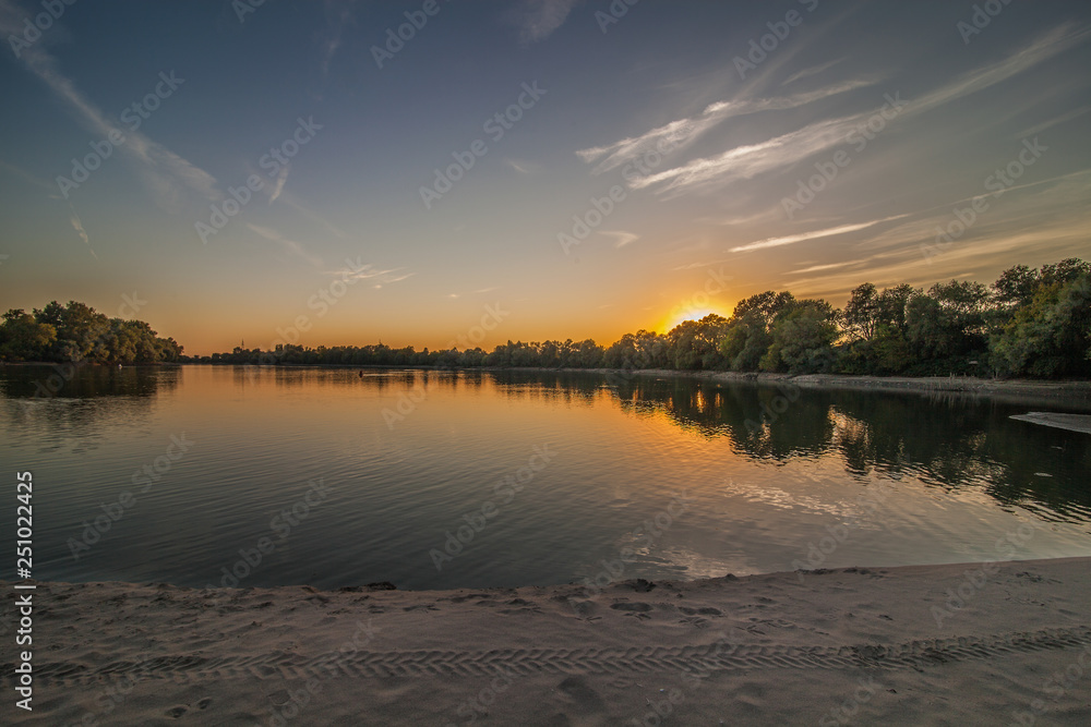 Obraz premium sunset over lake