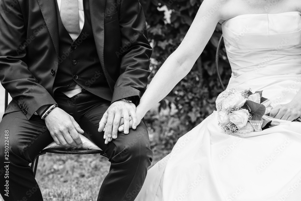 Mains de mariés lors de la cérémonie - N&B Stock Photo | Adobe Stock