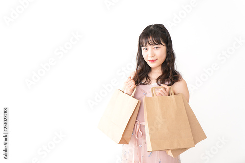 ショッピングをする若い女性