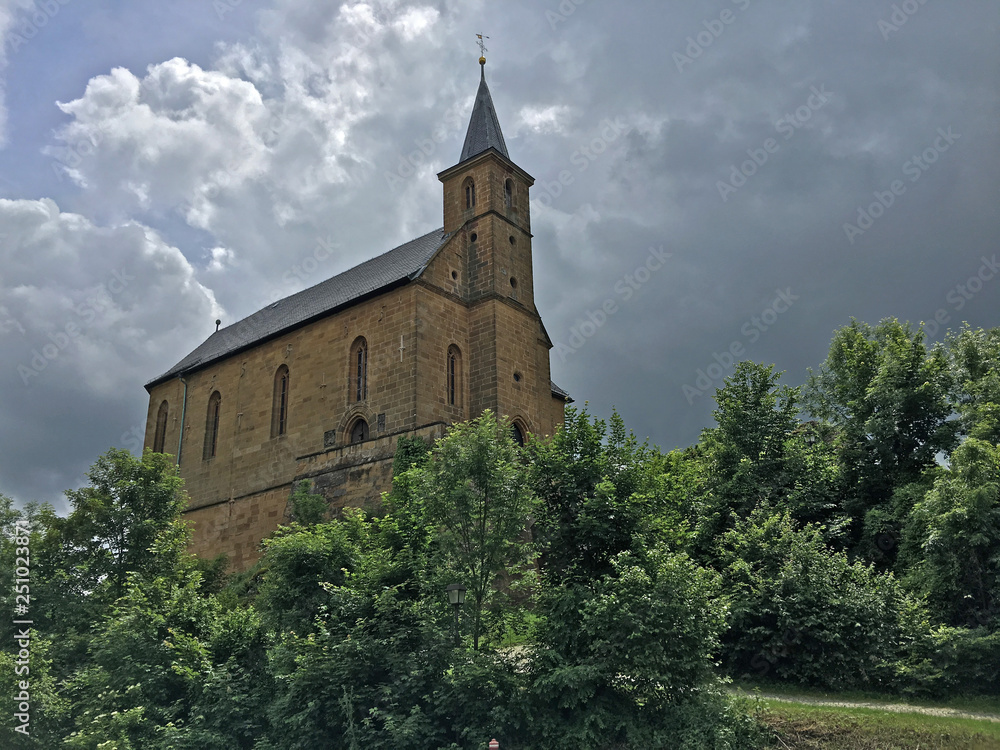 Kirche dunkle Wolken