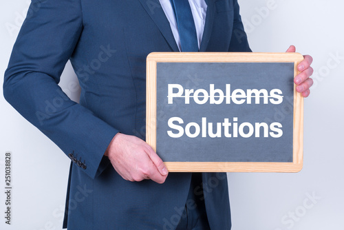 Geschäftsmann mit einer Tafel Problems und Solutions