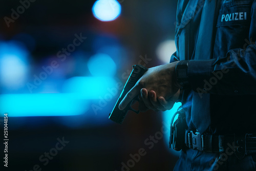 Polizist mit gezogener Waffe