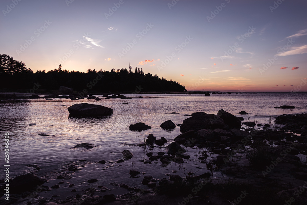 Wunderschoner Sonnenuntergang am steinigen Strand in Gävle, Schweden