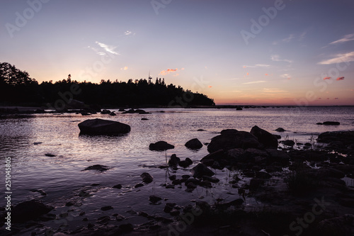 Wunderschoner Sonnenuntergang am steinigen Strand in Gävle, Schweden photo