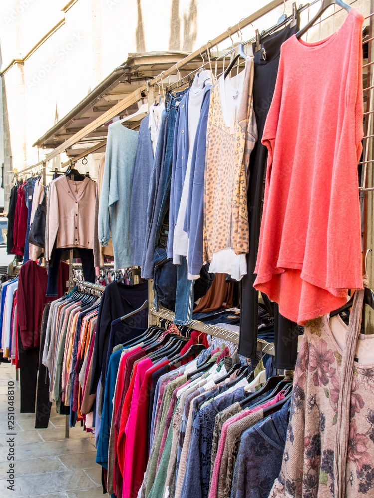 Mercado callejero de ropa
