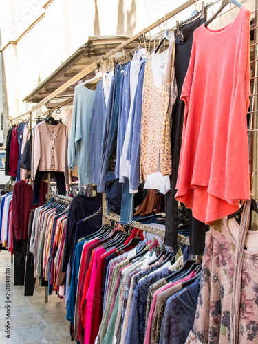 Mercado callejero de ropa
