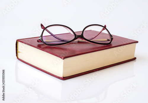 Stylish glasses for women with monofocal lenses and book