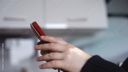 czerwony telefon komurkowy 