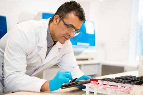 Canvas Print Mature Hispanic scientist working at his laboratory