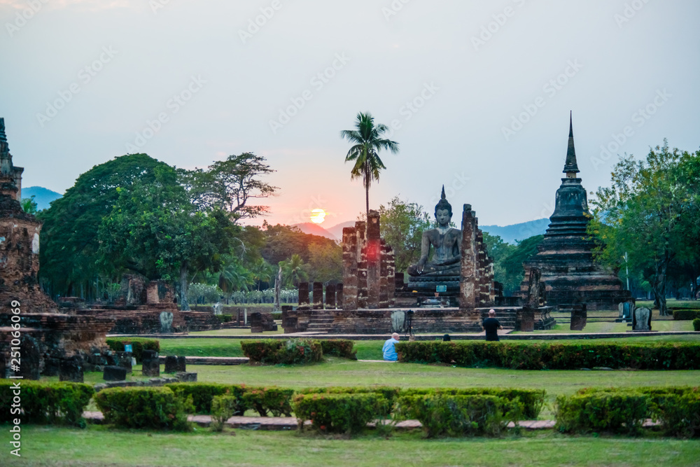Obraz premium Parque histórico nacional em Sukhothai, Tailândia.