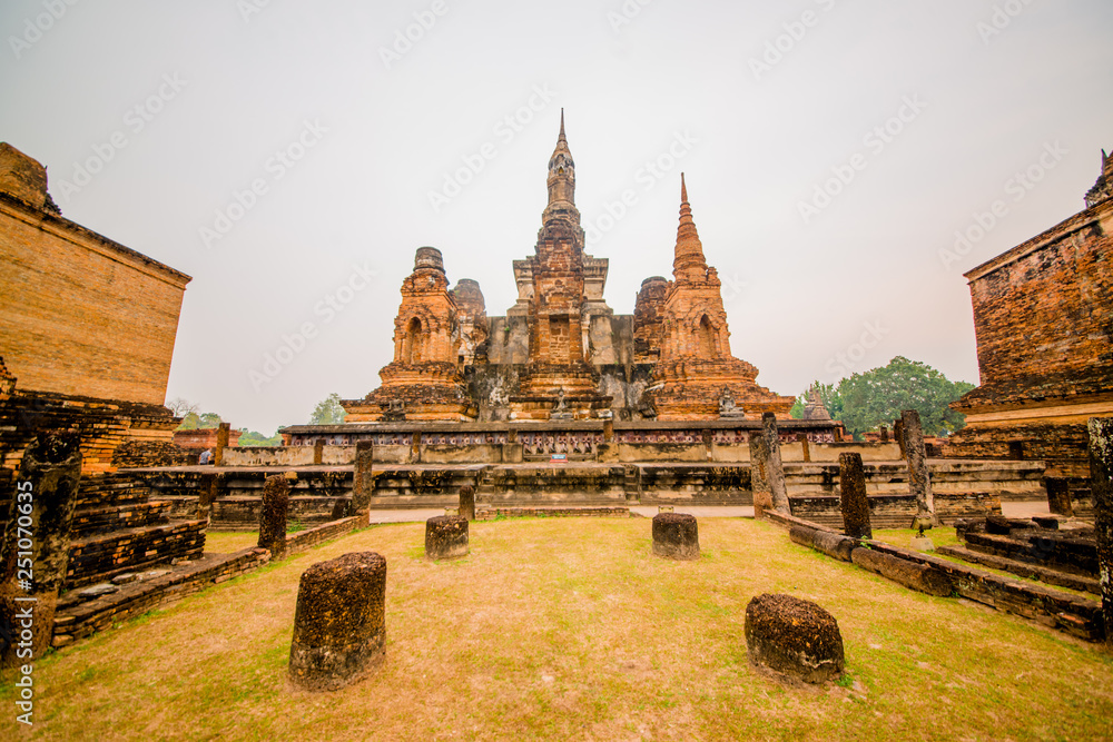 Fototapeta premium Parque histórico nacional em Sukhothai, Tailândia.