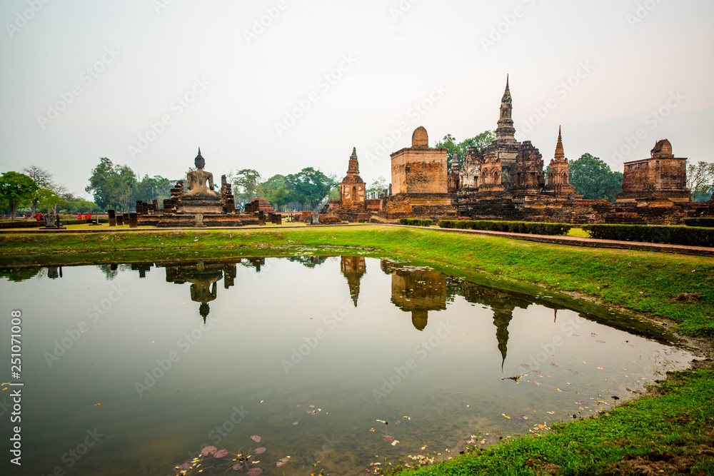 Obraz premium Parque histórico nacional em Sukhothai, Tailândia.