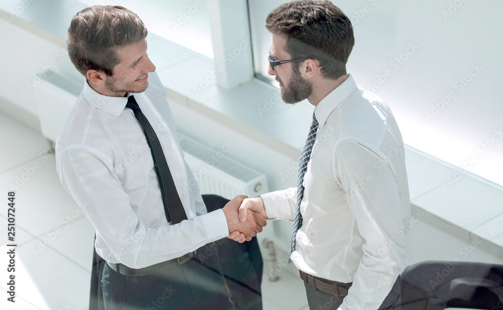 Obraz premium welcome handshake business people in the office.