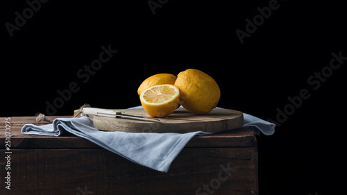 Obraz na płótnie Bodegón con limones sobre una mesa de madera