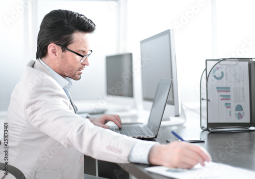 businessman writing down information in a notebook © ASDF