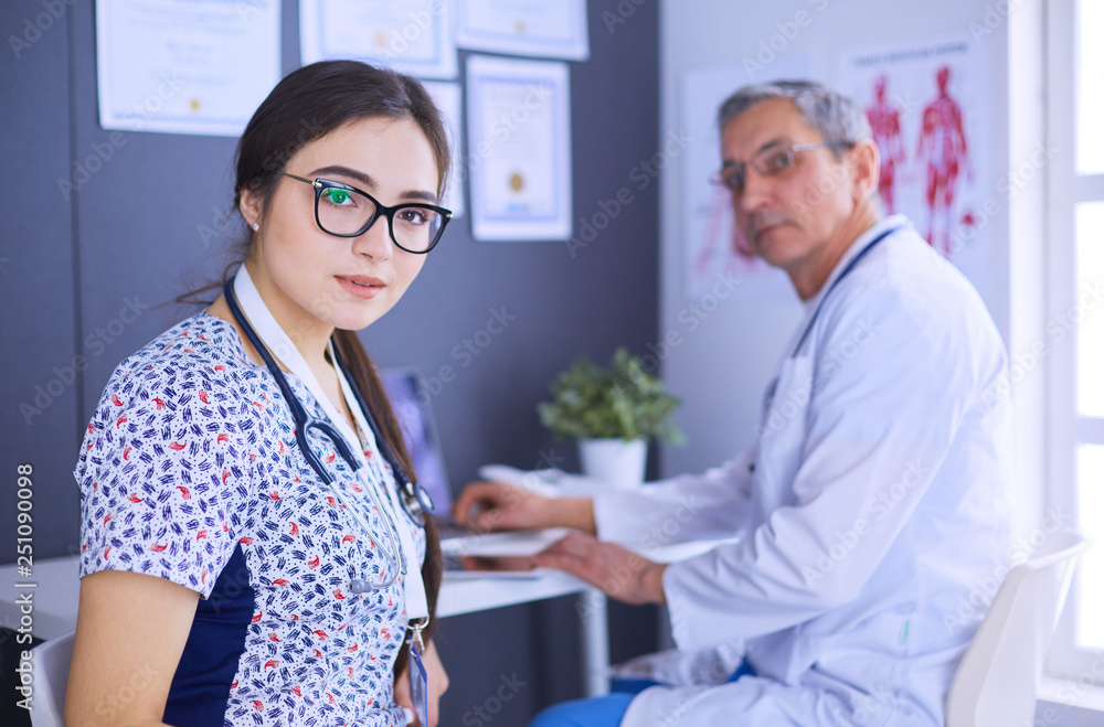 Obraz premium Two doctors speaking in a bright office