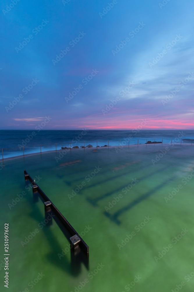 Obraz premium Bronte rock pool view with sunrise sky.