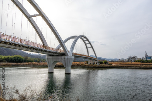 Fototapeta Naklejka Na Ścianę i Meble -  taehwa bridge over the river