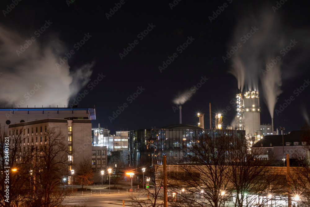 Linz in Oberösterreich Industriegebiet bei Nacht Linz in Oberösterreich Industriegebiet bei Nacht