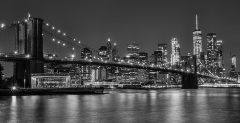 Foto auf Leinwand Schlafzimmer Brooklyn Bridge bei Nacht in Schwarzweiß  © D. Jakli
