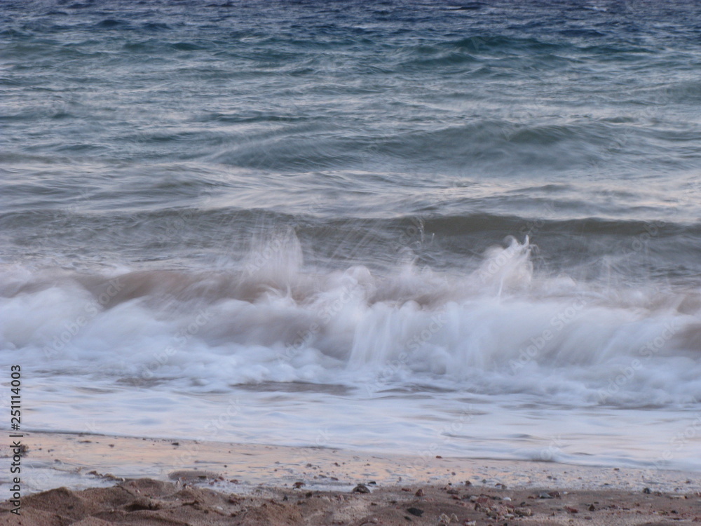 Fototapeta premium Mar de Dahab, Egipto con olas de color oscuro y espuma blanca