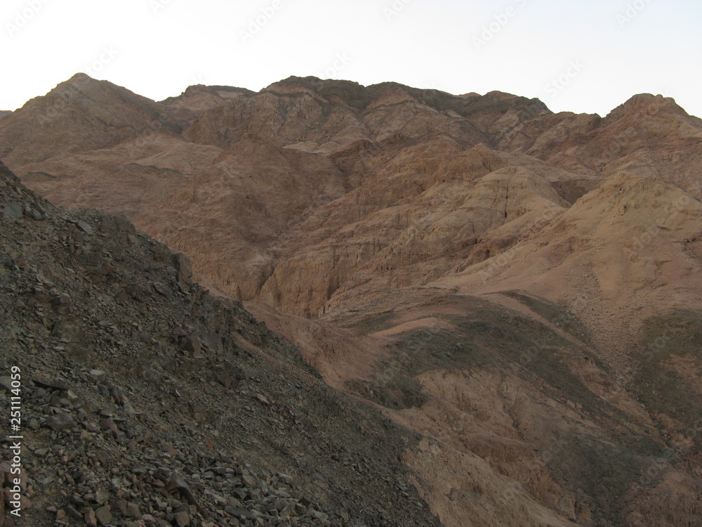 Montañas de Dahab en dia, Egipto ,  Montañas de colores de arena, gris y rosado de Egipto 