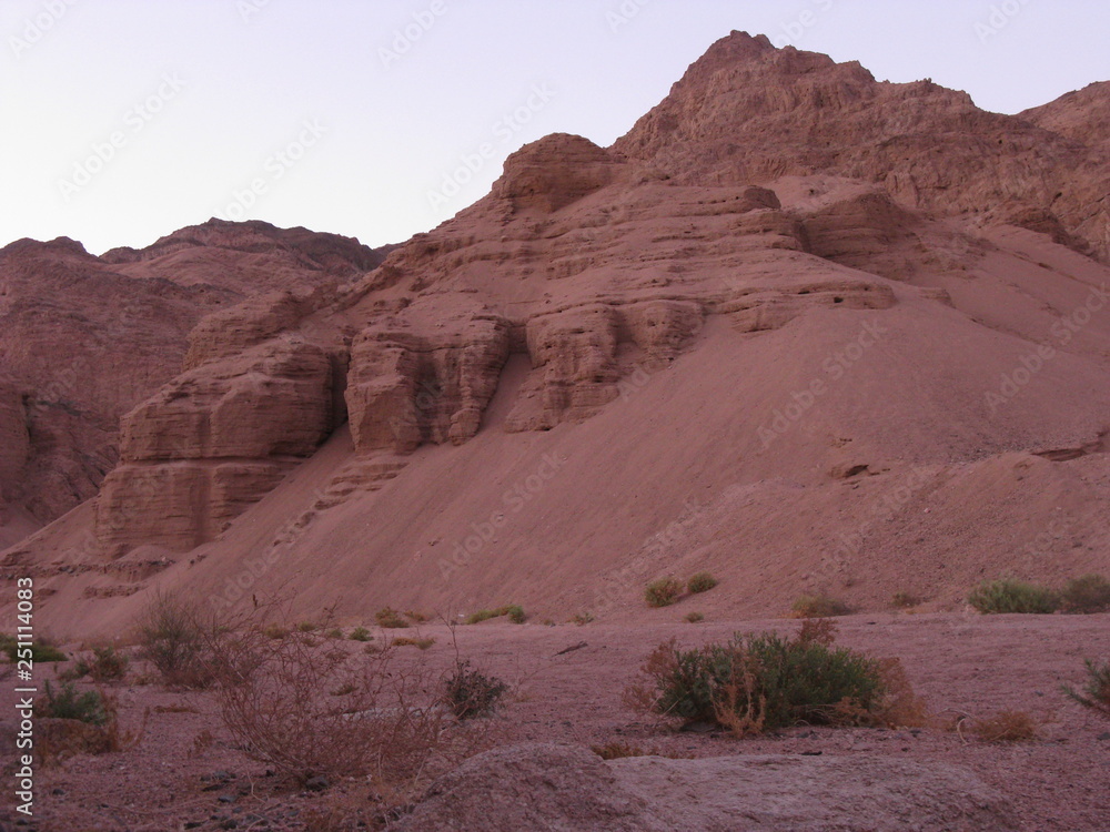 Montañas de Dahab en dia, Egipto ,  Montañas de colores de arena, gris y rosado de Egipto 