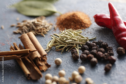 Fototapeta Naklejka Na Ścianę i Meble -  青い背景で撮影したいろいろなスパイスと香辛料