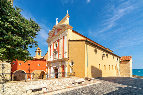 Foto Antibes Cathedral and small town square.