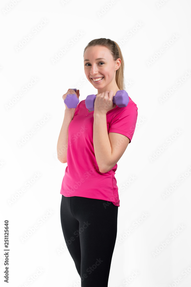 junge Frau mit Hanteln vor weißem Hintergrund, Bodybuilding durch Krafttraining junge Frau mit Hanteln vor weißem Hintergrund, Bodybuilding durch Krafttraining