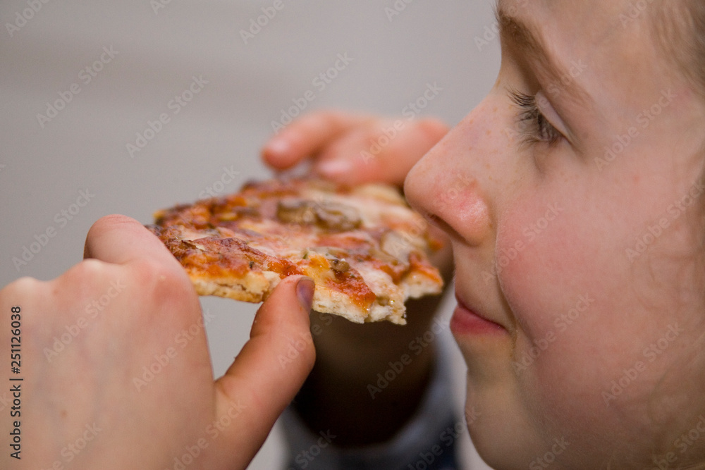 Mädchen isst Pizza