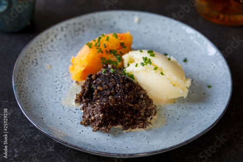 Foto Scottish dish of haggis, neeps and tatties, meal served traditionaly on Burns ni