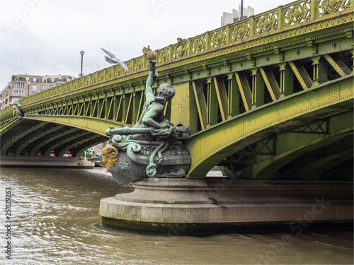 statue représentant la navigation sur le pont Mirabeau à Paris sur la Seine photo