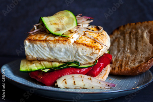 Fotografia Sandwich with grilled halibut