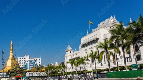 Schilderij op canvas Yangon City Hall and Sule Temple in main square